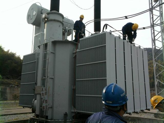 作業(yè)人員安全保護繩系在安全水平保護繩上，確保在變壓器本體上移動始終不會失去保護。