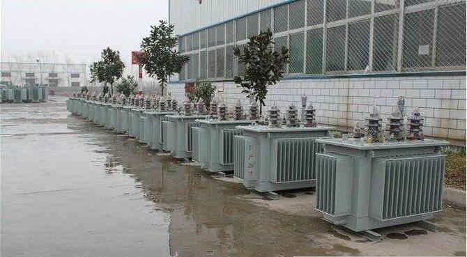 油浸式變壓器的保養(yǎng)如何去做？預(yù)防滲漏油：油浸式變壓器在油箱內(nèi)充滿變壓器油，裝配中依靠緊固件對耐油橡膠元件加壓而密封。